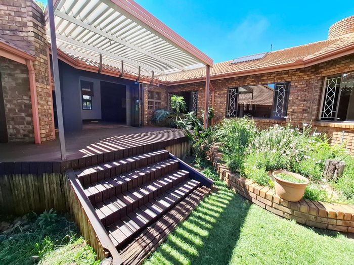 Aerorand House For Sale: 5 bedrooms, pool, generator, and spacious outdoor living.