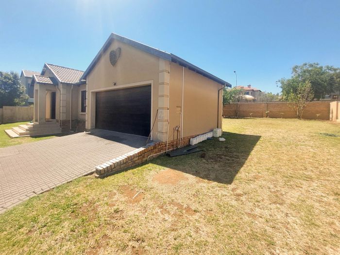 3 Bedroom House To Rent in Amberfield – Secure Estate, Large Garden, Pet Friendly