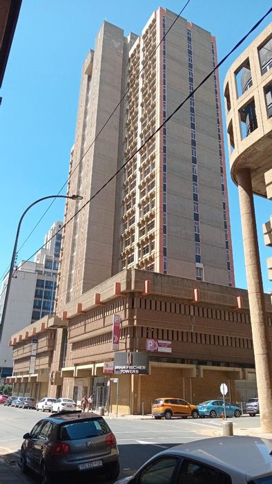 Office space for rent in Marshalltown: various sizes, kitchen, security, bathrooms.