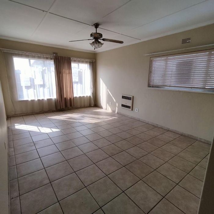 For Sale: 2-Bedroom Apartment in Kempton Park Ext 3 with Pool and Balcony.