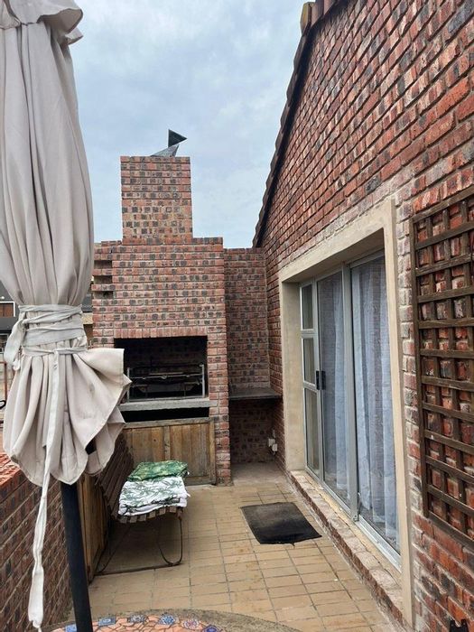 Noorsekloof House For Sale: 5 bedrooms, dual accommodation, secure garden, double garage.