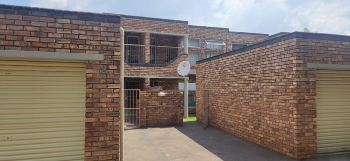 For Sale: Townhouse in Florida with 2 bedrooms, secure parking, and private courtyard.