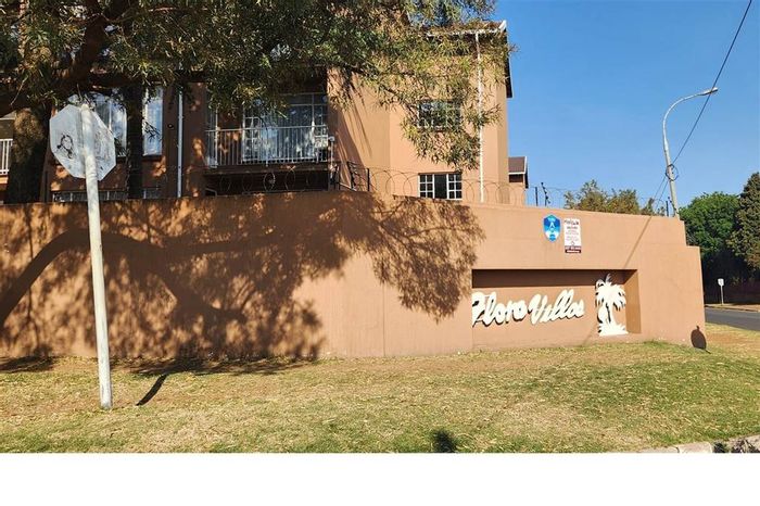 For Sale: 2-Bedroom Apartment in Florida with Pools, Security, and Parking.