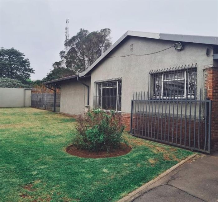 House For Sale in Witbank Ext 16: 3 beds, 2 baths, spacious yard, 3 garages.