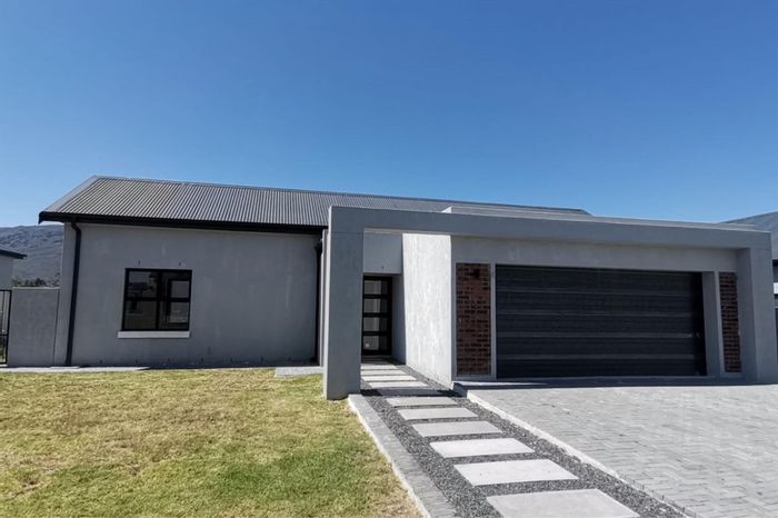 House for Sale in Paarl South: 3 beds, double garage, outdoor braai, no transfer duty.