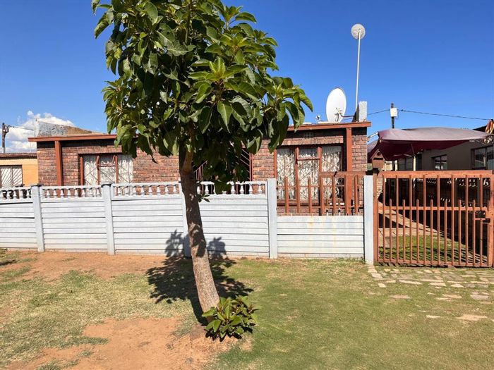 Bophelong House For Sale: 3 bedrooms, spacious kitchen, close to schools and shops.