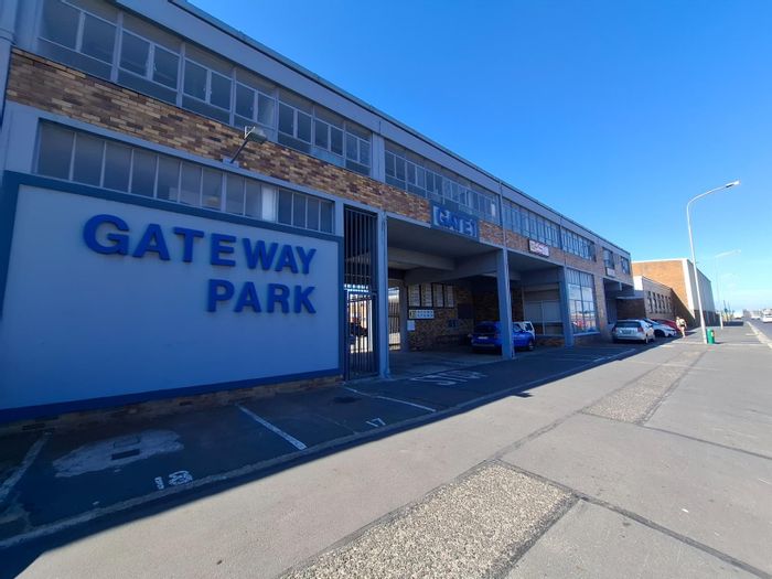 House to Rent in Maitland: Spacious layout, offices, kitchen, and convenient access.