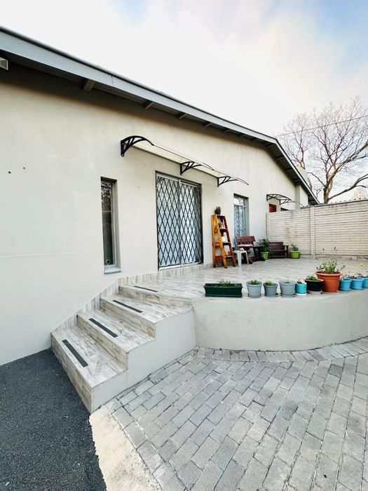 Valhalla House For Sale: 8 bedrooms, 4 units, no-loadshedding, strong rental potential.