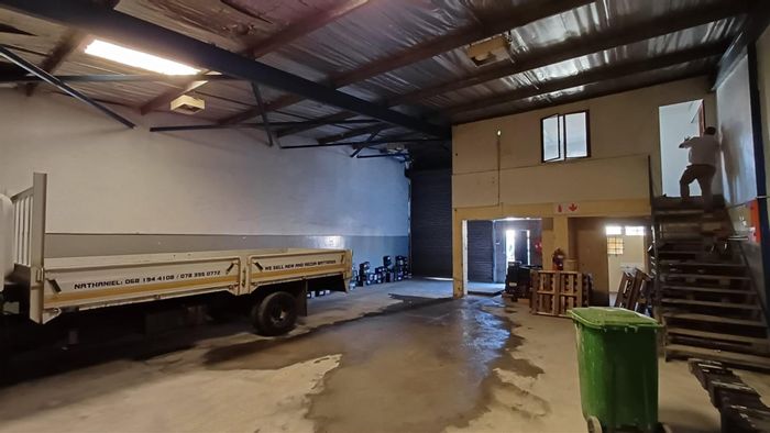 Clairwood House To Rent: 2 bathrooms, prepaid electricity, security fee, available August 2025.