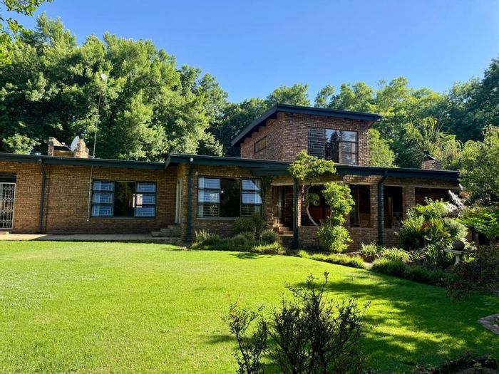 For Sale: Spacious 6-Bedroom House in Clubville with Pool and Flatlets.