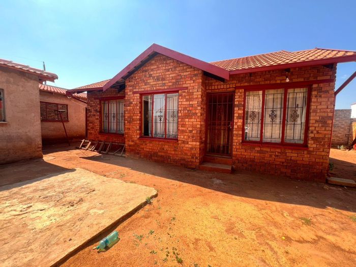 For Sale: House in Protea Glen with 3 bedrooms, pet-friendly, freehold property.