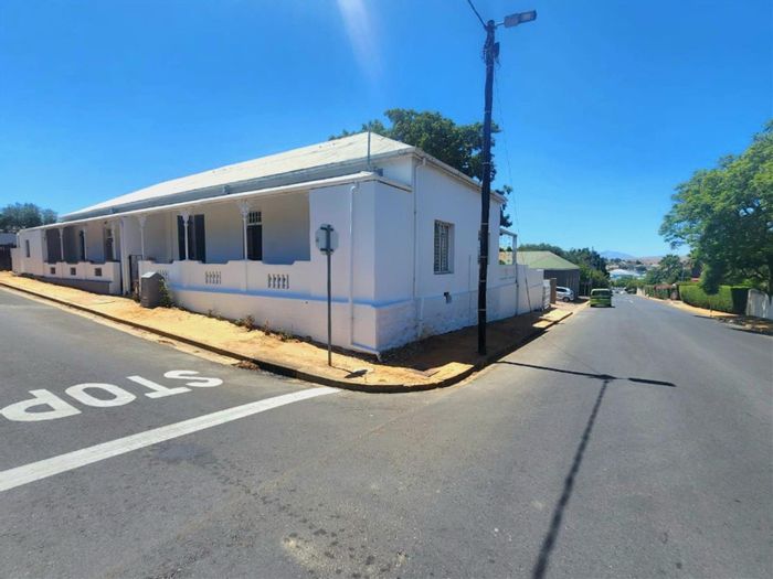 House for Sale in Bergzicht: Main home, flatlet, secure parking, income potential.