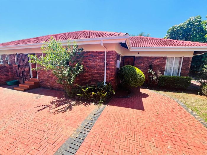 For Sale: House in The Orchards with 3 bedrooms, garage, and large stand.