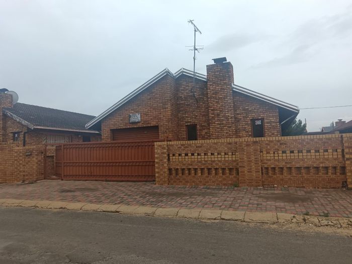 Kagiso House For Sale: 3 beds, 2 baths, walled yard, garage, needs TLC.