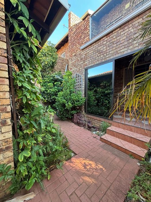 Zwartkop Apartment For Sale: 3 Bedrooms, garden, security, near Centurion Mall.