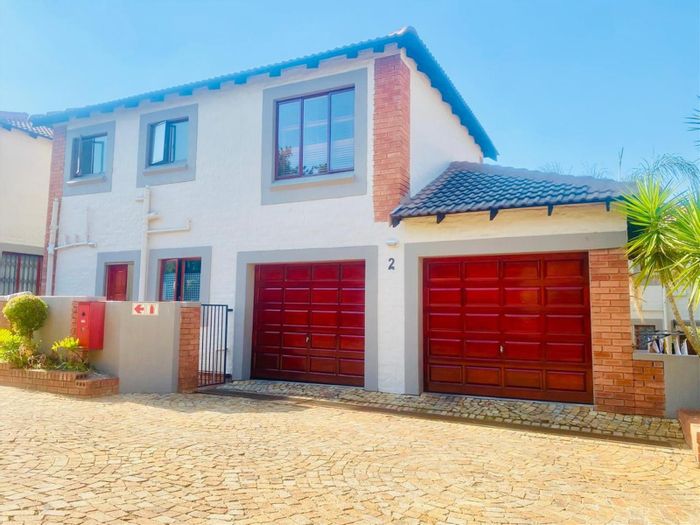 Sundowner Townhouse For Sale: 3 Beds, 2 Baths, Garage, Near Shopping and Schools.