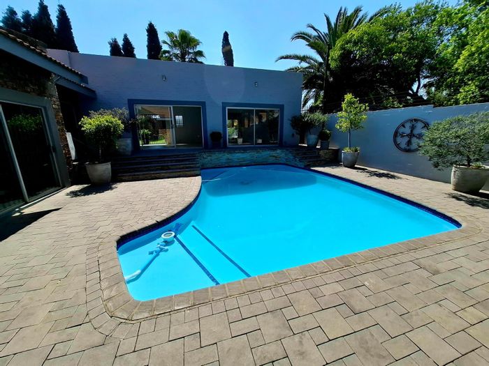 Gholfsig House For Sale: 4 beds, pool, entertainment area, solar power, security features.