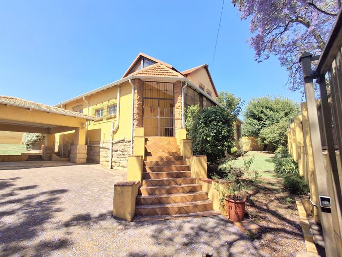 Kensington House For Sale: 5 bedrooms, pool, cottage, solar panels, double garages.