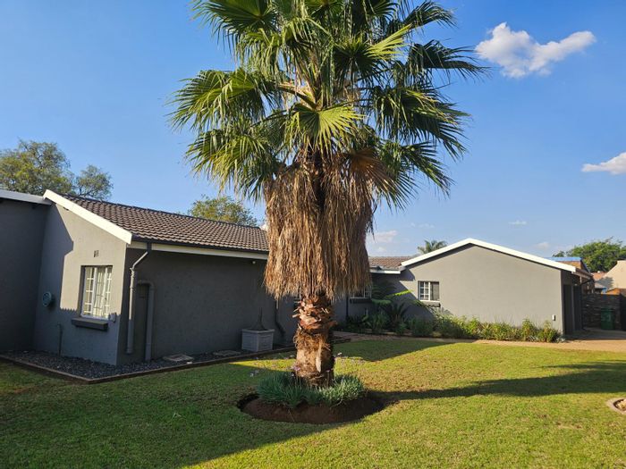 Aerorand House For Sale: 3 beds, flatlet, garden, double garage, security features.