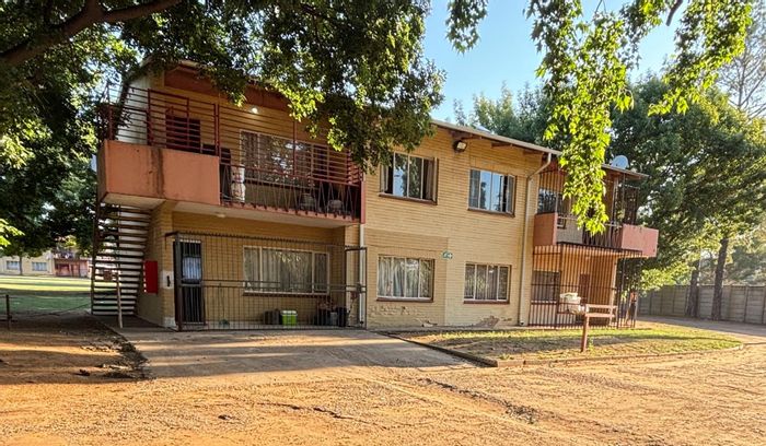 For Sale: Townhouse in Sasolburg Ext 3 with garage, security, and communal braai area.