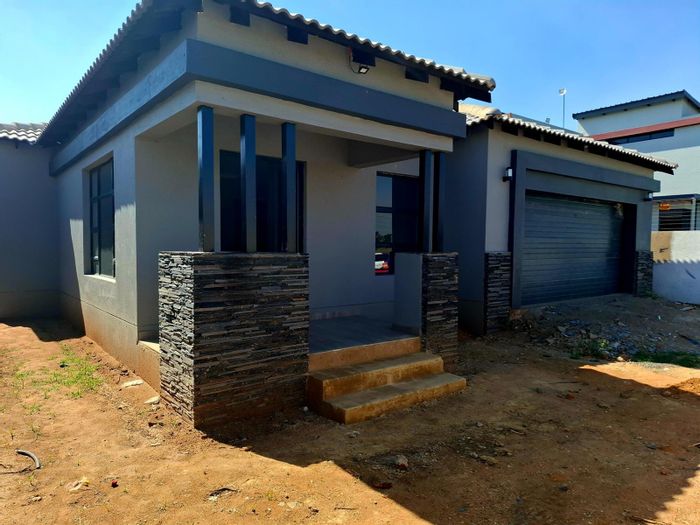 For Sale: Aerorand House with 4 bedrooms, double garage, and outdoor braai area.