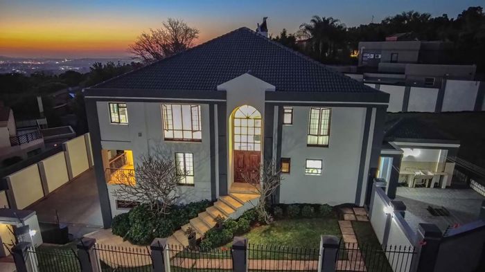 For Sale: House in Faerie Glen with pool, 5 bedrooms, 6 bathrooms, and security.