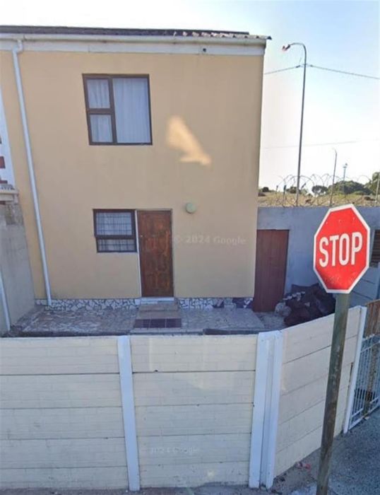 For Sale: Beacon Valley House with 3 bedrooms, spacious yard, and renovation potential.