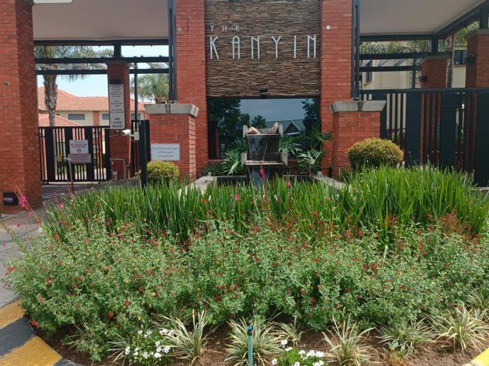 Paulshof Apartment For Sale: 2 Bedrooms, Private Garden, 24-hour Security, Communal Pools.