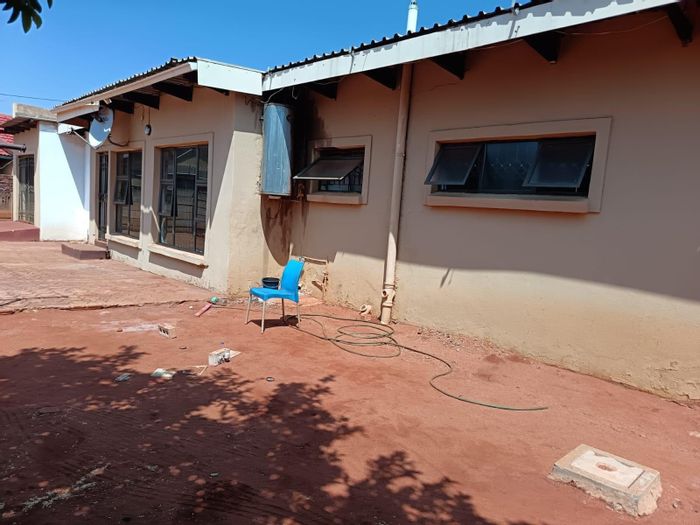 For Sale: 3-bedroom house in Lebowakgomo with 2 garages and potential rental space.