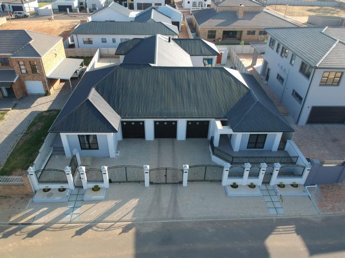 For Sale: Dual-living 5-bedroom house in Tafelzicht with pool and triple garage.