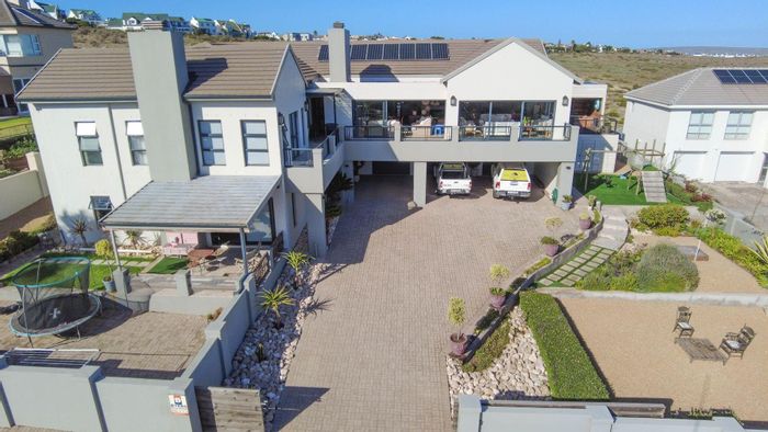 Dual-family house for sale in Country Club with panoramic views and guest suite.