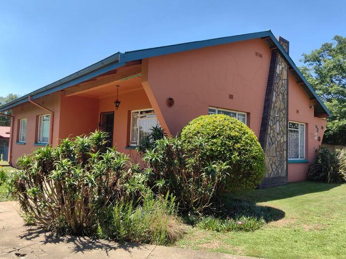 House for Sale in Volksrust Central: 3 bedrooms, spacious garden, close to schools.