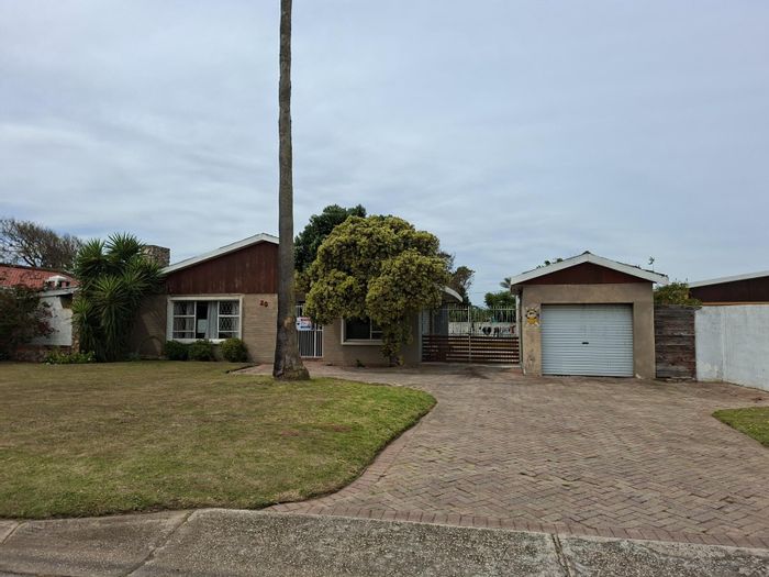For Sale: House in Bluewater Bay with 3 bedrooms, garden, and versatile outside room.