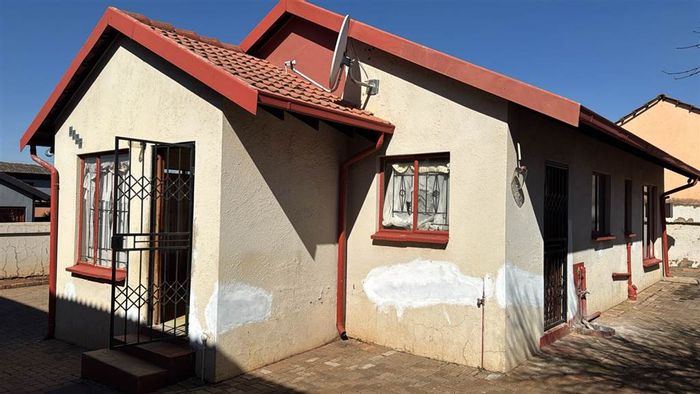 3 Bed, 1.5 Bath House For Sale in Clayville with open plan living and security features.