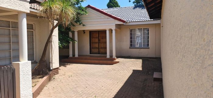 Flamwood House For Sale: 2 Bedrooms, Braai Room, Flatlet, Double Garage.