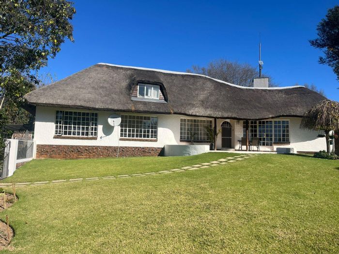 6-Bedroom House for Sale in Volksrust Central with Lapa, Garages, and Garden.