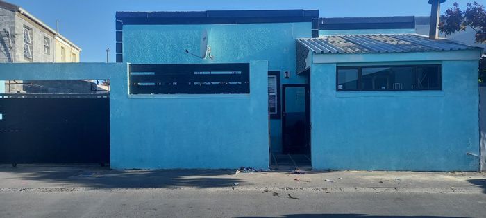 3 Bedroom House For Sale in Seawinds with secure parking and fitted kitchen.