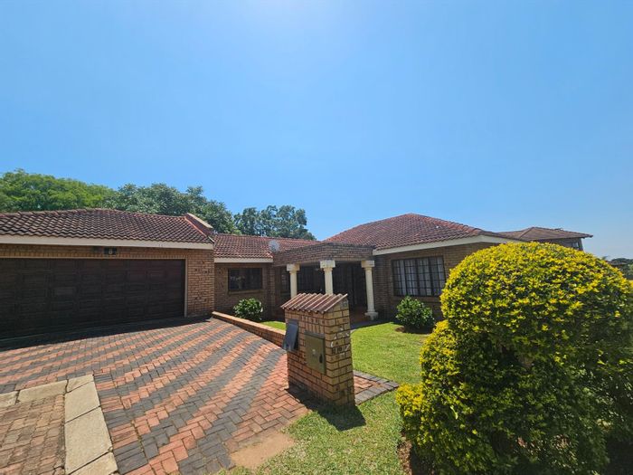 For Sale: House in White River Ext 49 with 3 bedrooms, double garage, electric gate.