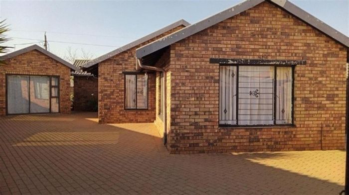 For Sale: 3-bedroom house in Protea Glen with en-suite, paved yard, and back rooms.