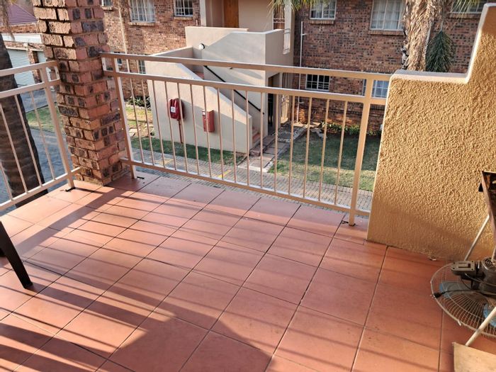 For Sale: 3-Bedroom Apartment in Magalieskruin with Balcony and Open-Plan Living.