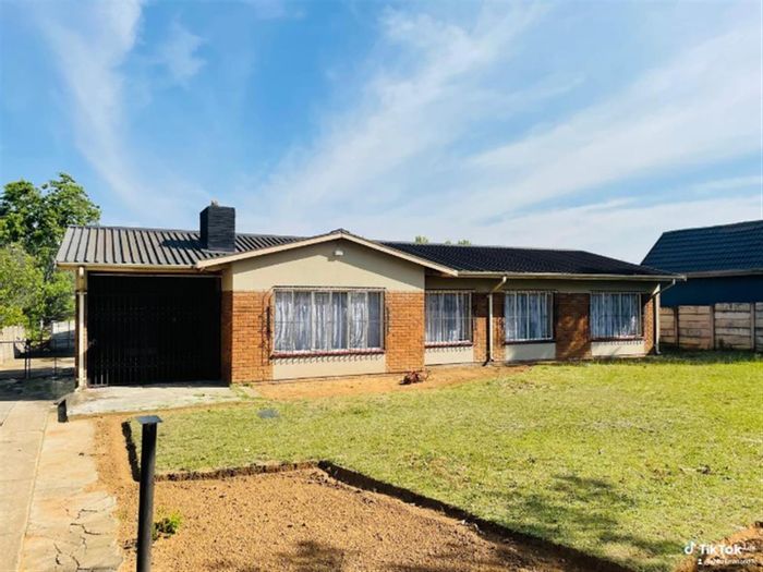 4-bedroom house to rent in Ncandu Park, near shops and college.