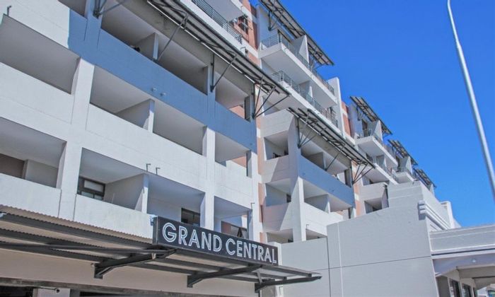 Wynberg House For Sale: Secure living, parking, communal braai, close to transport.