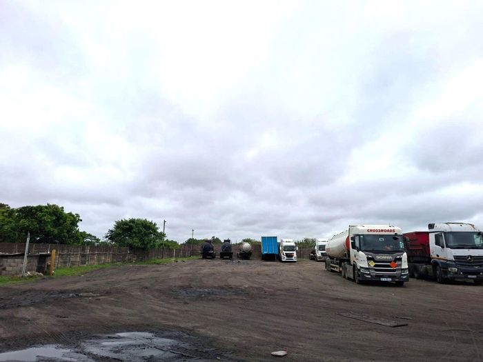 Alton Commercial Property For Sale: 350m2 space, 6637m2 land, prime location.