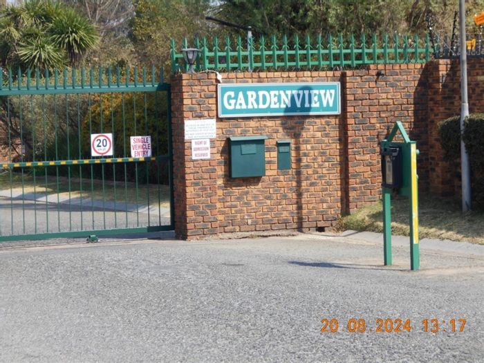 For Sale: Northmead Townhouse with 2 Bedrooms, 2 Bathrooms, and pet-friendly garden.