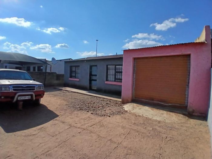 For Sale: House in Tembisa Central with 9 bedrooms, rental income, and garage.