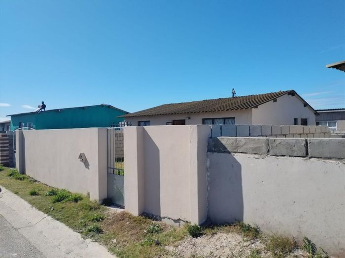 For Sale: 2-bedroom house in Kwazakhele with expansion potential and boundary wall.