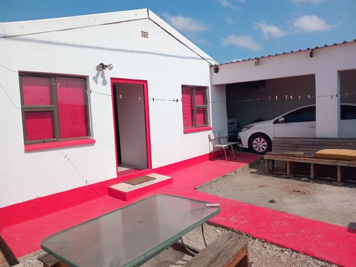 3-Bedroom House in Zwide For Sale: Close to shops, schools, ample parking.