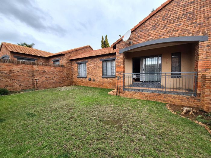 Mooikloof Ridge Townhouse For Sale: 2 beds, garden, gas hob, secure complex amenities.
