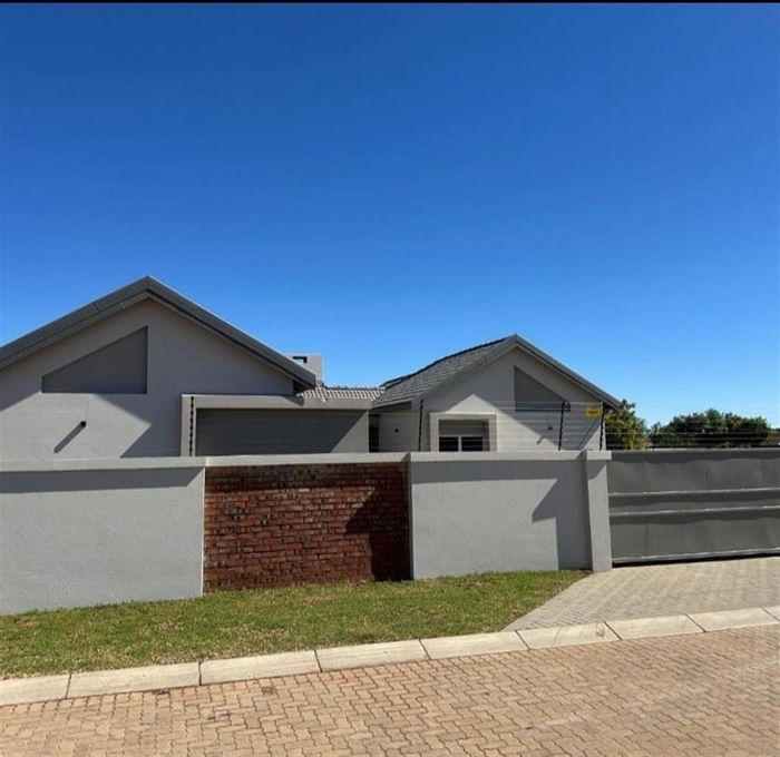 El Toro Park House For Sale: Open-plan living, three bedrooms, outdoor entertainment space.