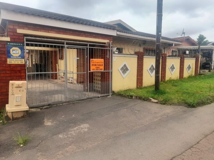 For Sale: House in Palmview with 3 bedrooms, secure parking, and low-maintenance yard.